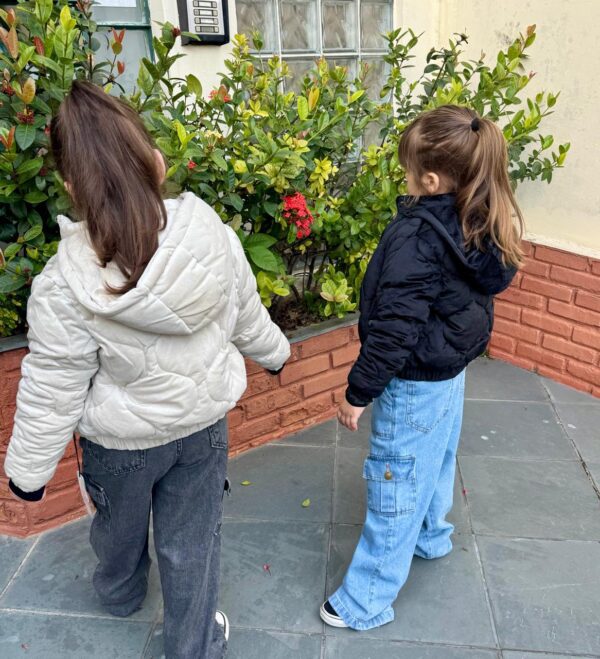 Jaqueta Infantil Matelassê Aveludada com Capuz – Preto | Cinza | Bege - Imagem 3